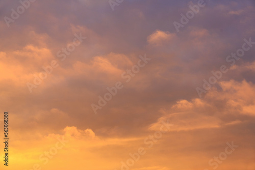Fototapeta Naklejka Na Ścianę i Meble -  Schöne Wolkengebilde über der Stadt, Abendlicht