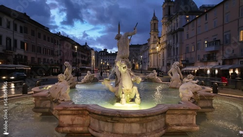 la Fontana dei Quattro Fiumi a piazza Navona, Roma
veduta aerea al crepuscolo di una mattinata invernale photo