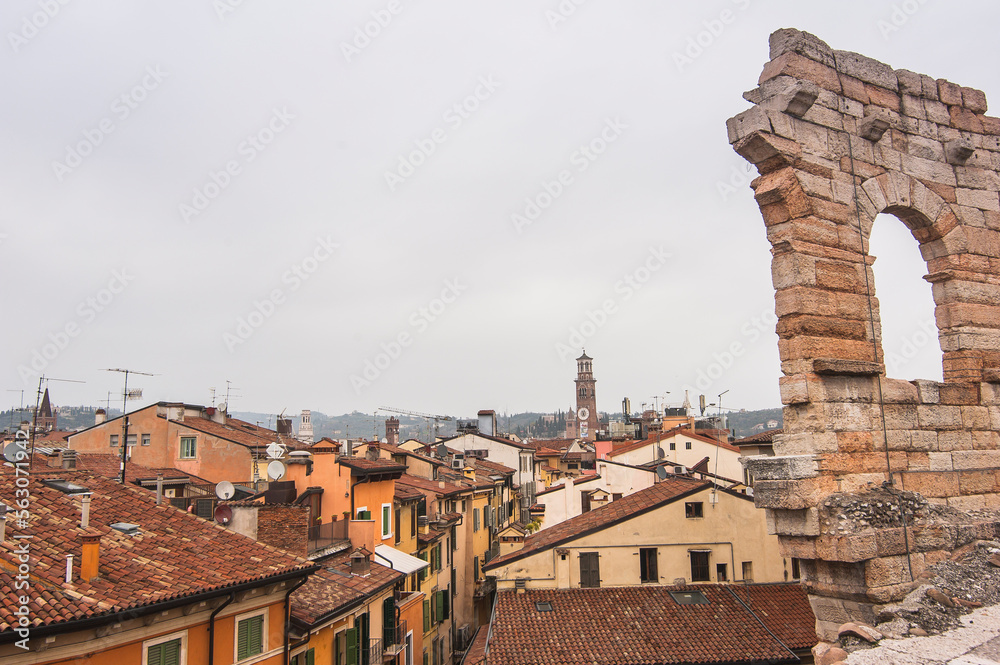 I tetti delle case di Verona visti dall'alto dell' Arena in inverno