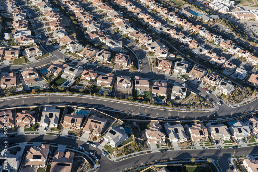Aerial view of modern suburban homes with rooftop solar in Los Angeles County, California. - obrazy, fototapety, plakaty 