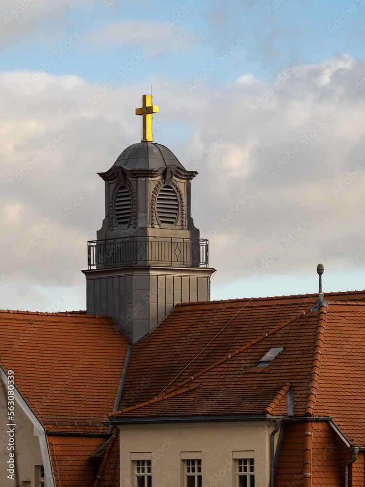 Dächer mit Türmchen und goldenem Kreuz, schöner Himmel Dächer mit Türmchen und goldenem Kreuz, schöner Himmel