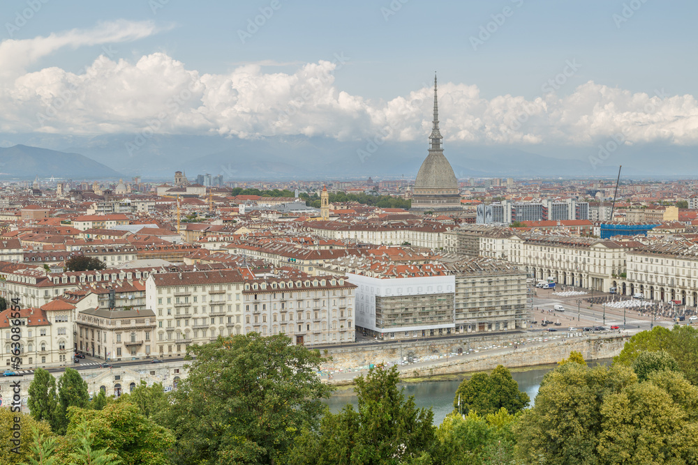 Vue sur Turin depuis le Monte Cappuccini en été avec la Mole Antonelliana, Italie