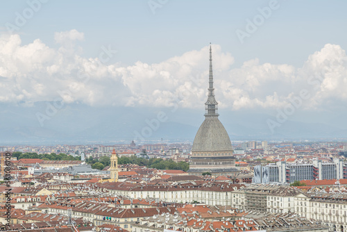 Vue sur Turin depuis le Monte Cappuccini en été avec la Mole Antonelliana, Italie