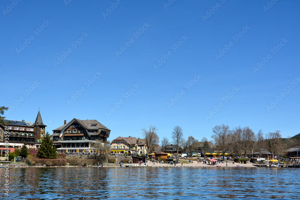Fototapeta premium On the Titisee overlooking the village of Neustadt
