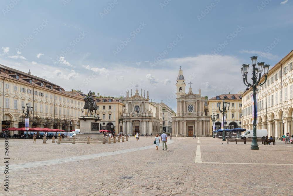 Piazza San Carlo Turin, Italy en été. Touristes se promenant. 