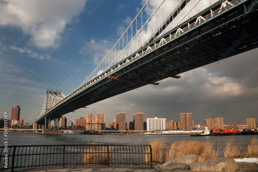 Fototapeta premium Manhattan Bridge over East River in New York