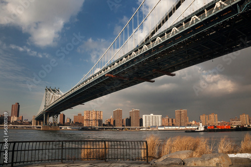 Manhattan Bridge over East River in New York © Conchi Martinez