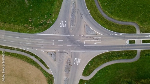 Tableau sur toile Straßenkreuzung mit Stoppstelle, die Straße ist beschädigt