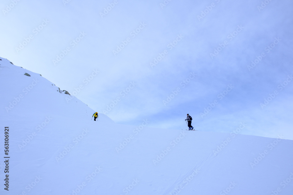 Due sci alpinisti sulle Alpi Lepontine, Pizzo dell'Uomo, Massiccio del San Gottardo, Svizzera Due sci alpinisti sulle Alpi Lepontine, Pizzo dell'Uomo, Massiccio del San Gottardo, Svizzera