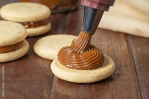 фотографія Argentinian alfajores made with cornstarch filled with dulce de leche