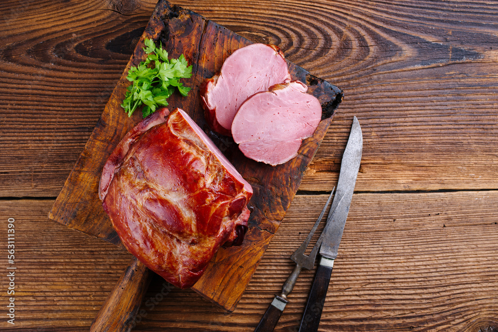 Traditionell gepökeltes und geräuchertes badisches Schäufele von der ...