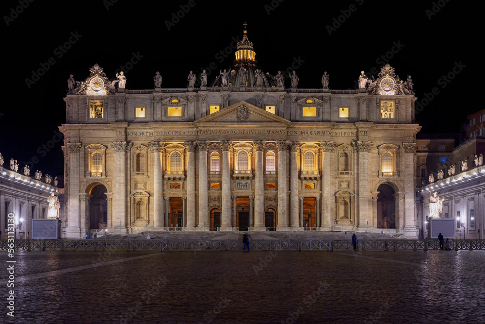 Fototapeta premium St. Peter's Basilica illuminated at night, facade.