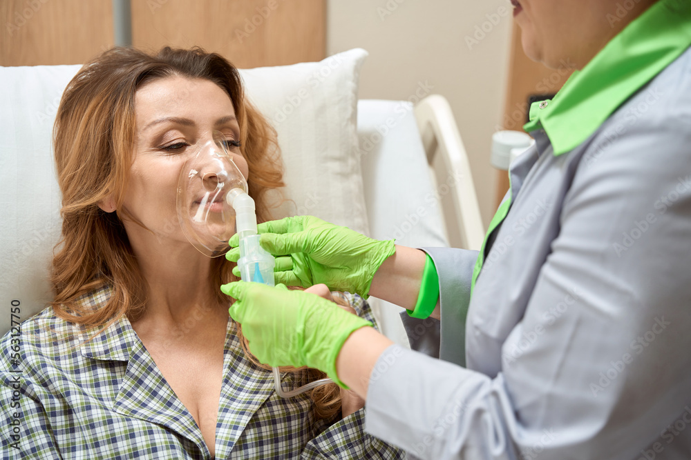 Medical worker treat lady, maintains oxygen balance Medical worker treat lady, maintains oxygen balance