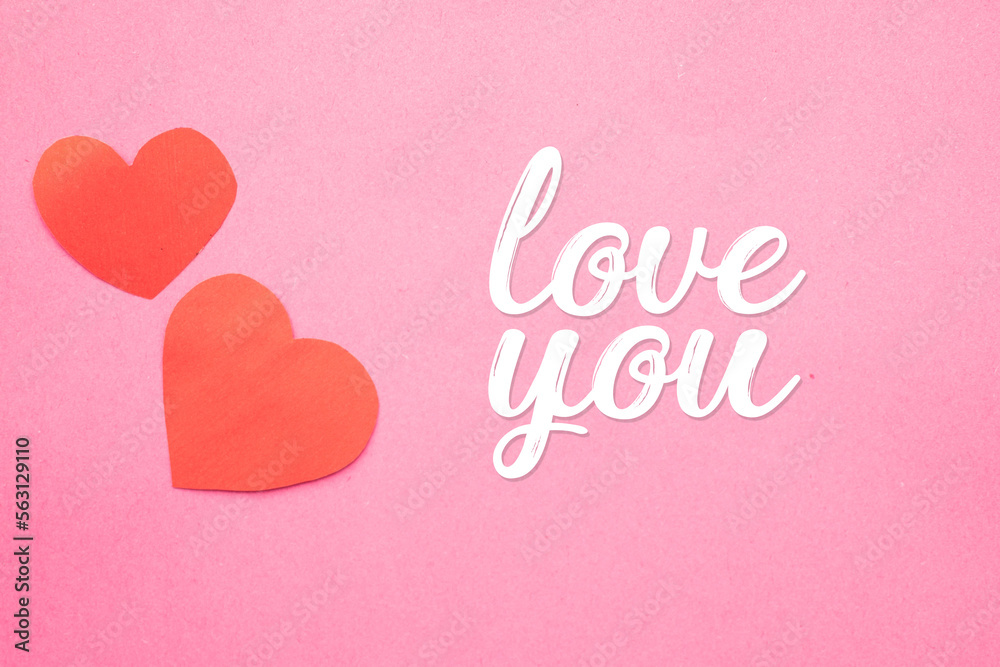 Imagen de dos corazones rojos sobre un fondo rosado con letras blancas diciendo love you ideal para san valentin 