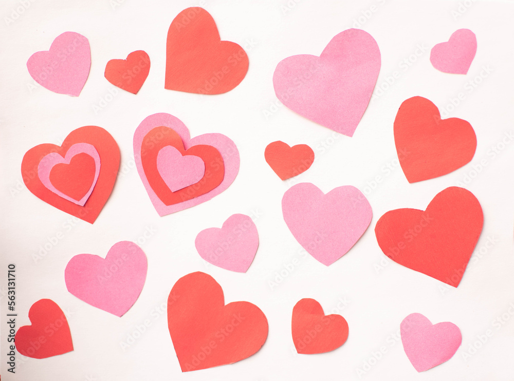 Collage de corazones recortados de papel color rosa y rojo en un fondo blanco aislado portada ideal para san valentin 