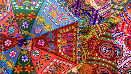Fotografia Handcrafted colorful umbrellas at display in a street market, Jaipur, India