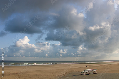 banc vide face à une image plage vide le matin à Oostende en Belgique devant la Mer du Nord