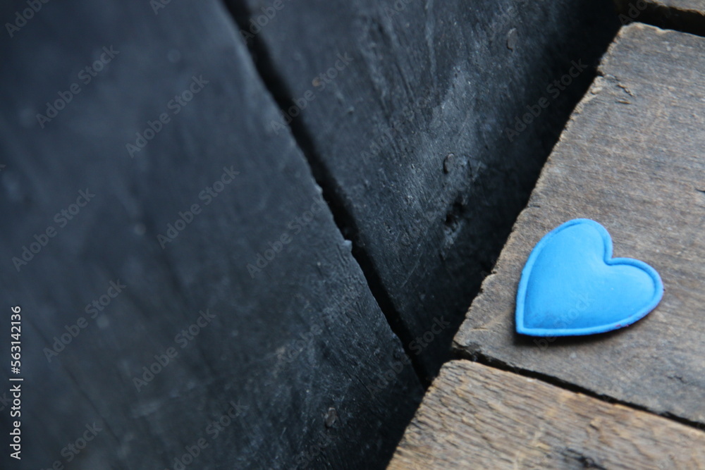 Fototapeta premium Valentines Day Concept. Blue heart on wooden background.