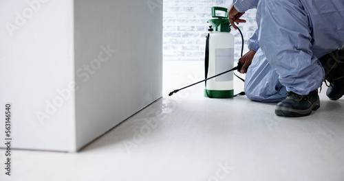 Foto Pest Control Exterminator Man Spraying Termite Pesticide