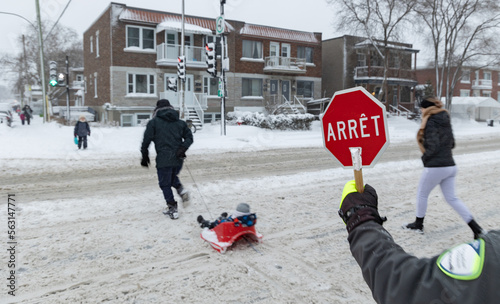 Obraz na płótnie Brigadier scolaire faisant son travail pendant une averse de neige