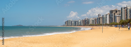 panorama da mar azul e dos prédios e ondas na praia de Itaparica, vitória, vila velha, espirito santo ,brasil photo