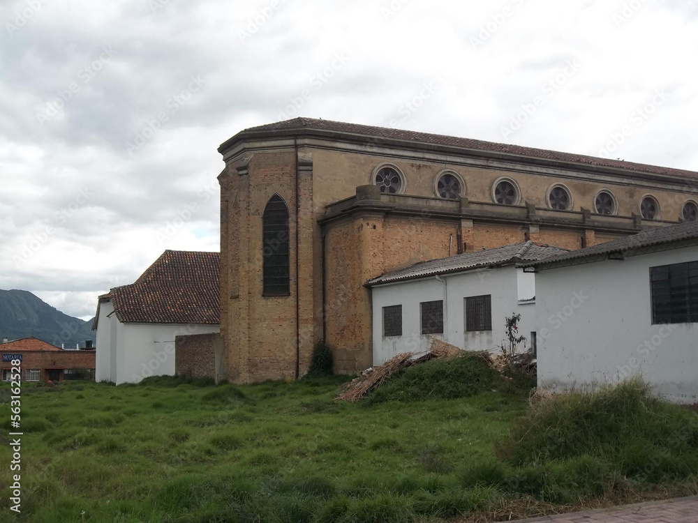 iglesia en paisaje rural