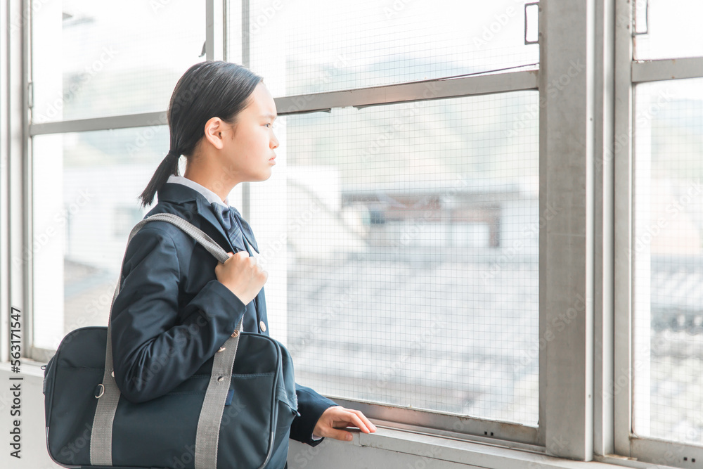 Fototapeta premium 学校の教室にいる高校生・中学生・小学生の女の子（女子高生）