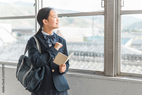 学校の教室で手帳を持って考える高校生・中学生・小学生の女の子（スケジュール） photo