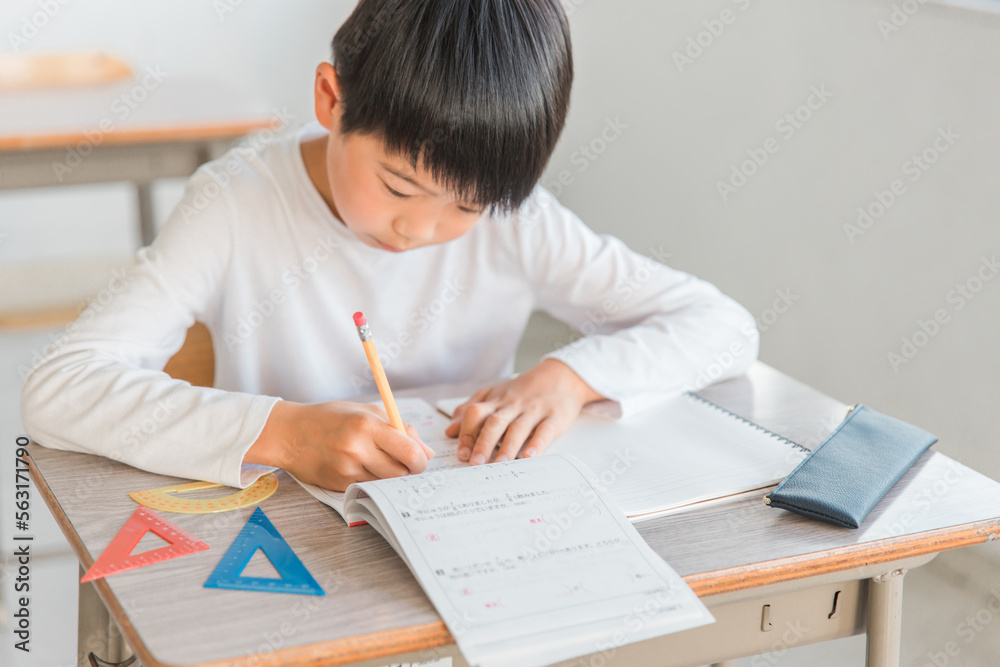 算数の問題を解く小学生の男の子
算数の問題を解く小学生の男の子