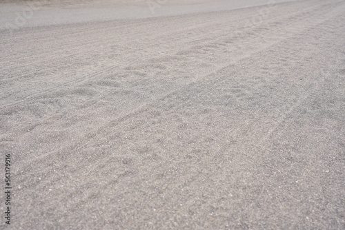 砂 砂浜 轍 車輪の跡 人気のない 浜 砂丘 コピースペース