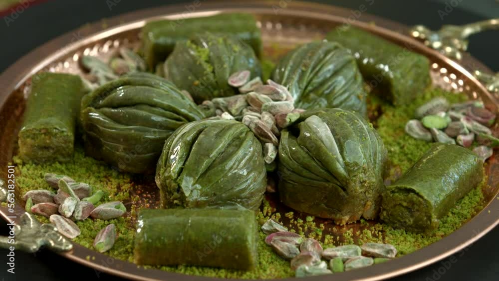 Traditional turkish baklava pistachio pastry. Dilberdudagi, ozel kesim