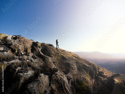 Hombre sobre la montaña en amanecer, México