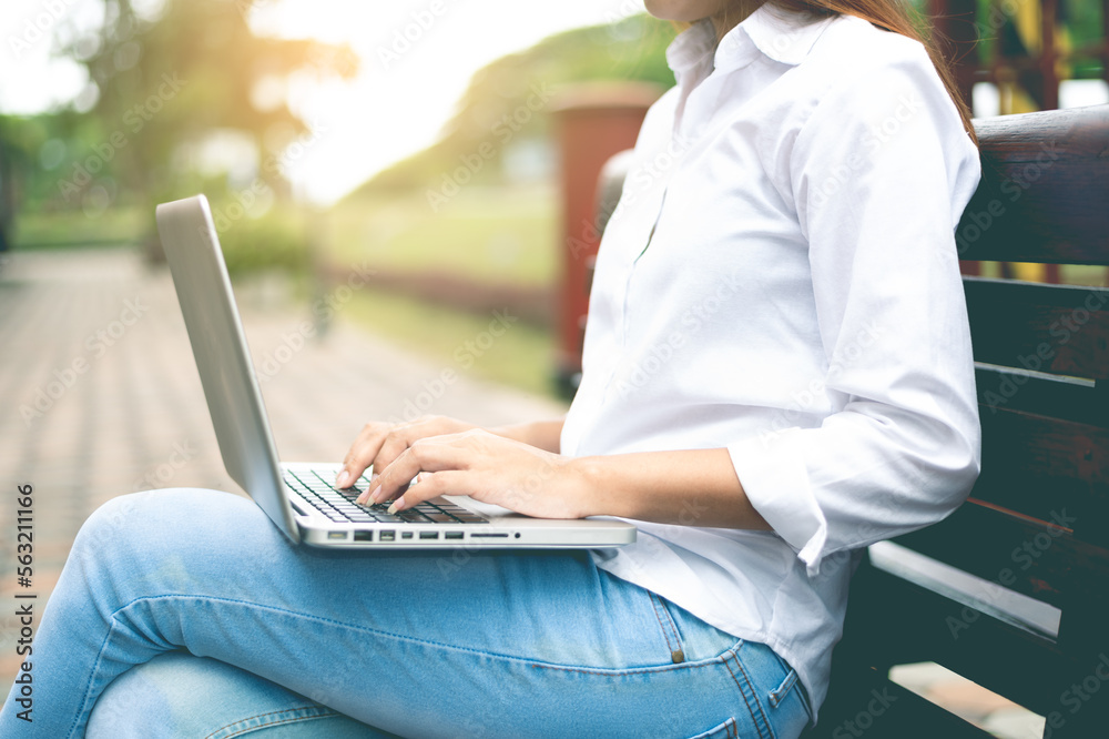 Naklejka premium young women working on laptop computers