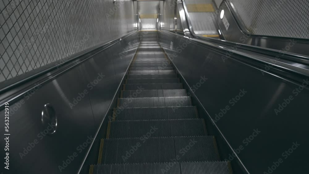 薄暗い下りエスカレーター
Dimly lit down escalator