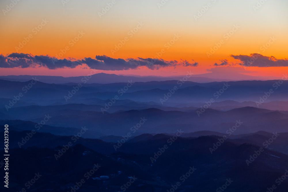 Panorama dalla vetta del Monte Nerone dopo il tramonto.