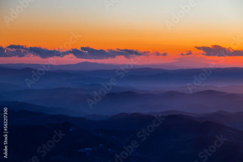 Panorama dalla vetta del Monte Nerone dopo il tramonto.