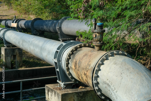 Valokuva Pipe is installed along the bridge on the pipe support