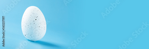 easter banner, easter egg on blue background, happy easter, copy space