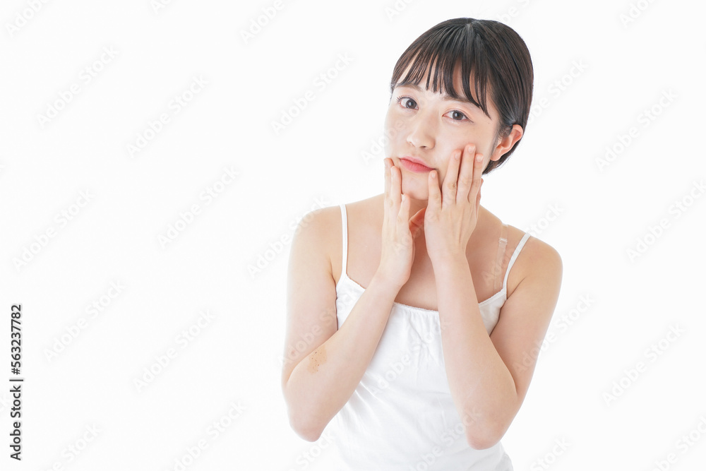 肌のケアをする若い女性 肌のケアをする若い女性