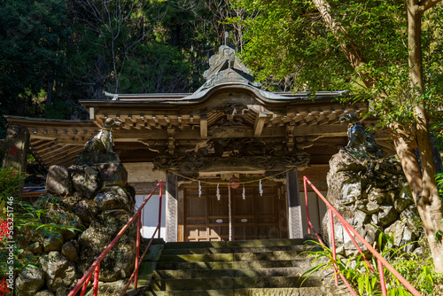 神社の守り神の狛犬 photo