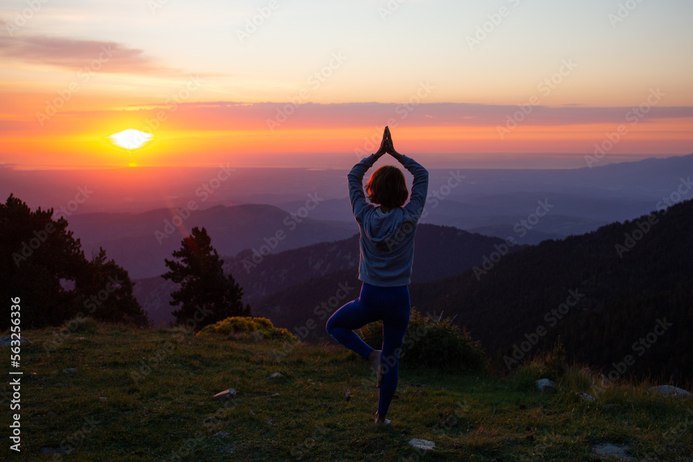 Pose de yoga face au soleil levant Stock Photo