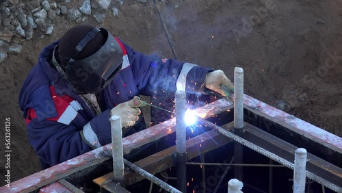 Manual Metal Arc Welding of the support columns framework.
