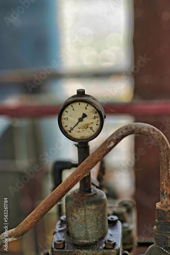 altes Manometer auf einem Industriemuseum