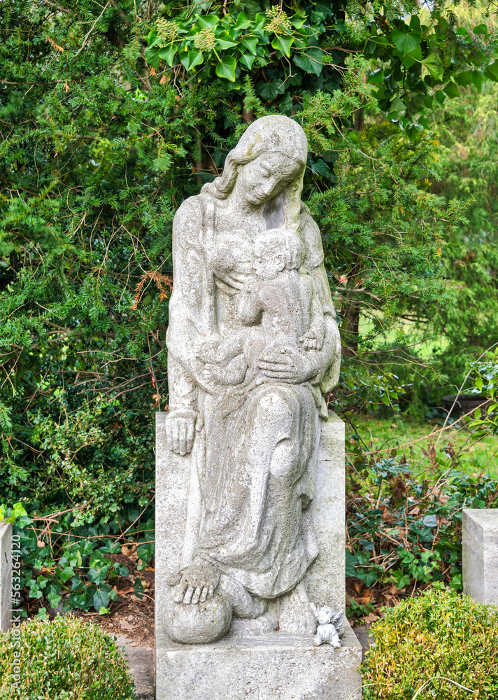 Maria mit dem Kinde in Stein gehauen auf einem Friedhof in Neuss Maria mit dem Kinde in Stein gehauen auf einem Friedhof in Neuss