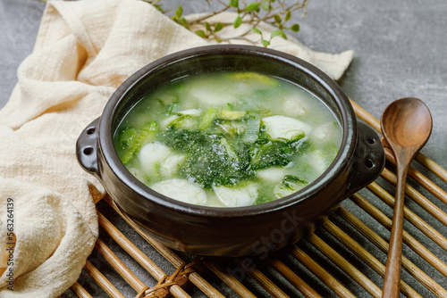 Tableau sur toile Tteokguk, Korean Seaweed fulvescens Sliced Rice Cake Soup : Oval-shaped rice cake cooked in broth