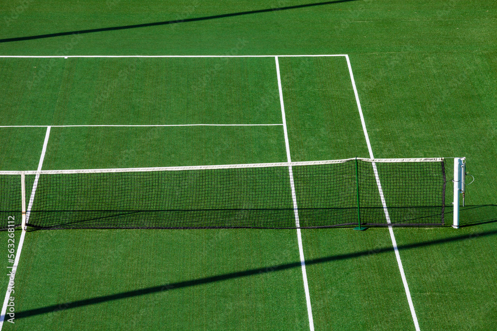 Beautiful light shinning on this tennis court, forming a pleasant photography.