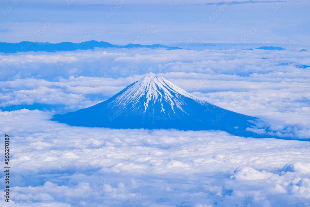 日本の世界遺産富士山と雲海の空撮