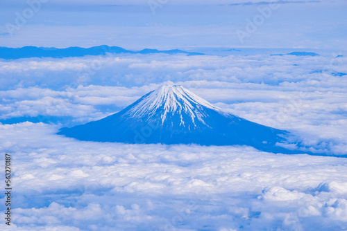 日本の世界遺産富士山と雲海の空撮
