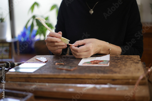 ステンドグラス作品の製作をする女性