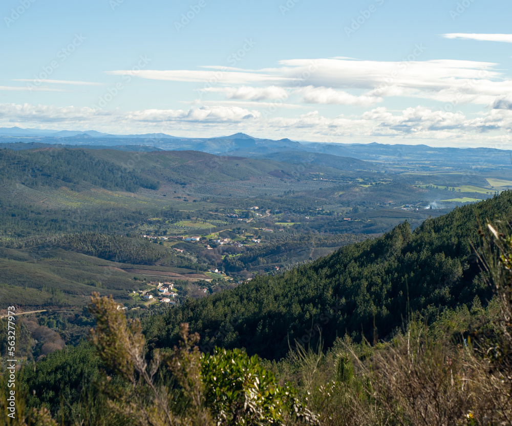 Obraz premium Escena del valle de la localidad de la Rabaza, en Badajoz, visto desde las alturas de la Sierra de San Mamede en Portugal.